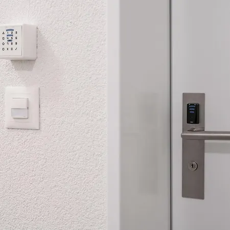 Airport Apartment *